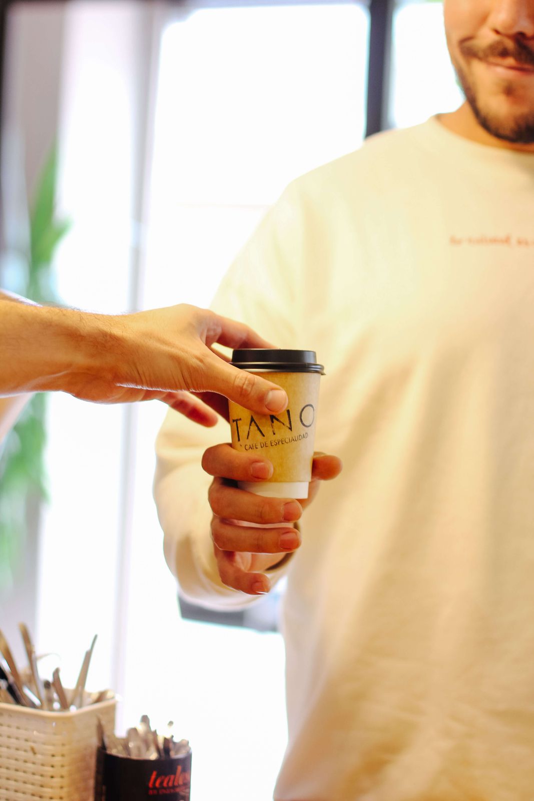 Barista de TANO preparando café